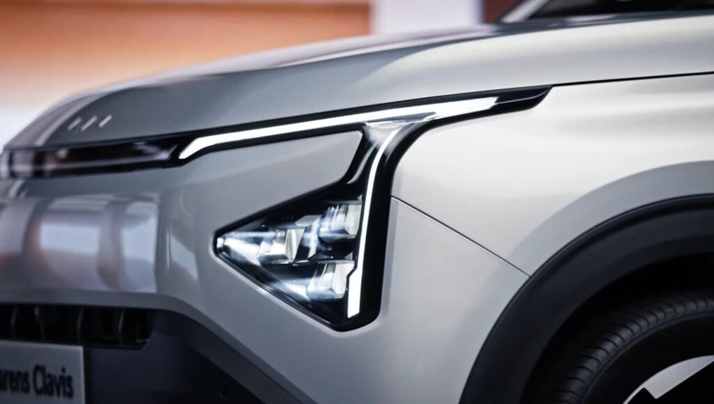 headlight of the kia carens clavis