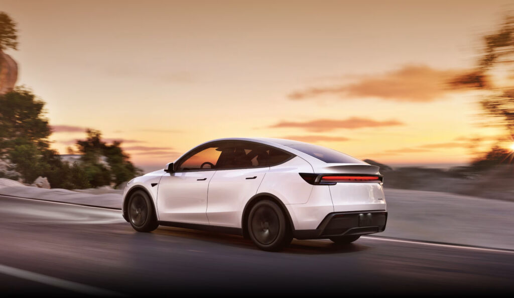 tesla model Y in comparison to the xiaomi YU7