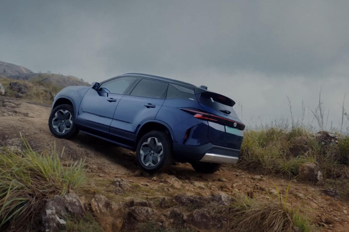 tata harrier climbing the hill
