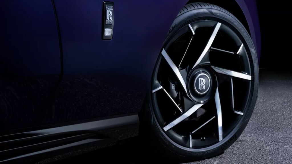 Rolls-Royce Spectre black alloy wheel with RR center cap